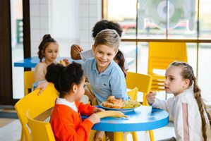 Enfants qui discutent et qui mangent
