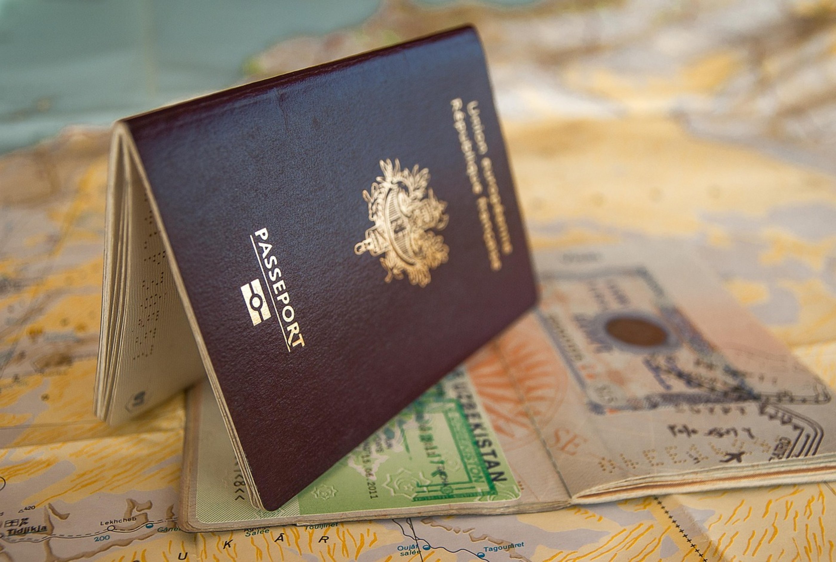 Image décorative de présentation du site : Carte d'identité, passeport et identité numérique