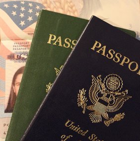 Photo montrant plusieurs papiers d'identité dont deux passeports